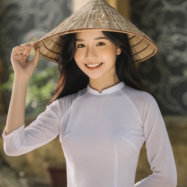 Costume traditionnel l'ao dai avec chapeau conique