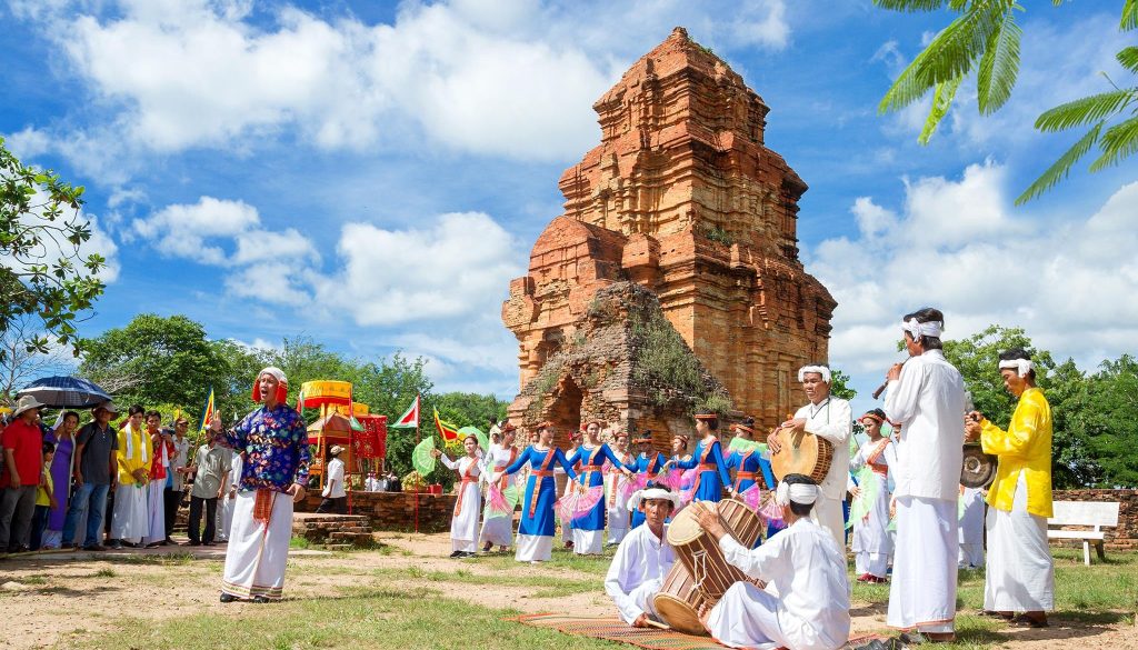 Le peuple Cham au Vietnam organise une fête traditionnelle.