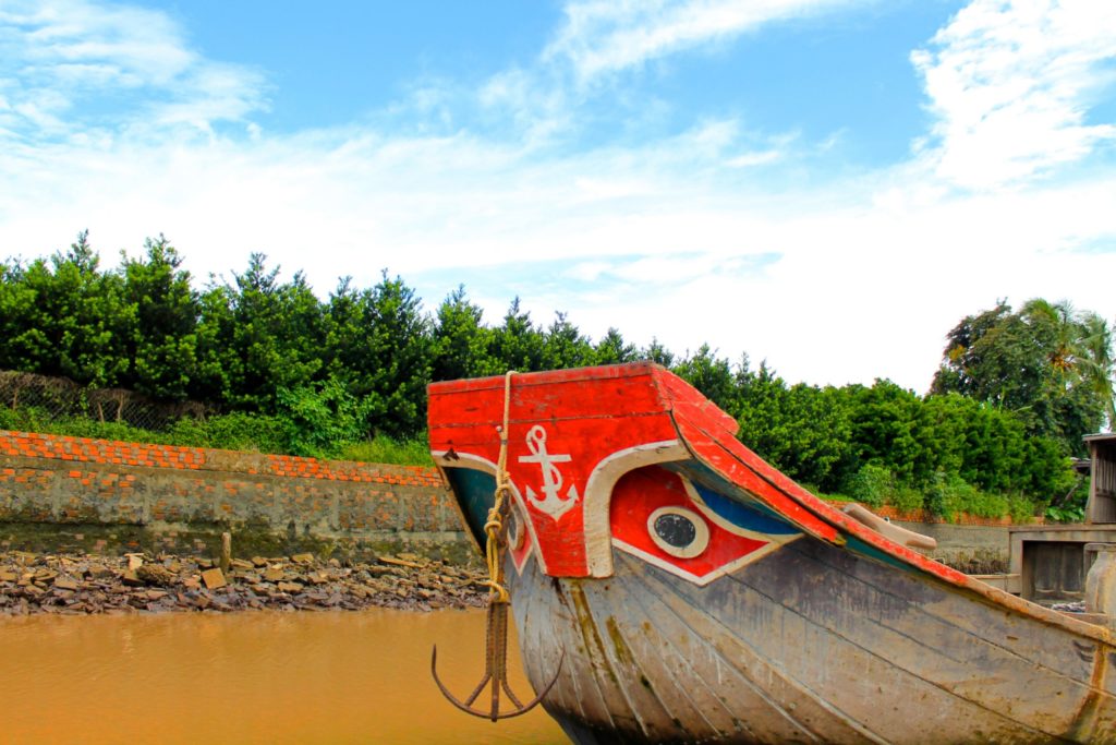 bateau avec les yeux dans le delta du Mekong