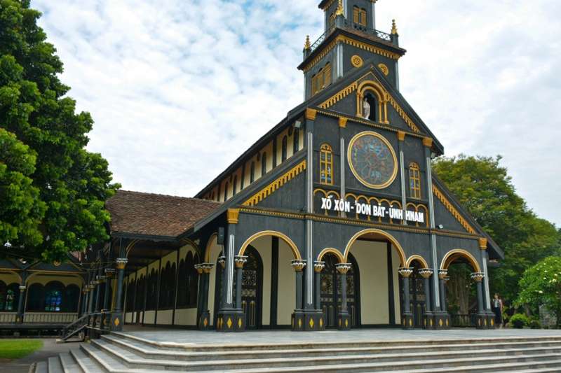 L'église En Bois De Kon Tum
